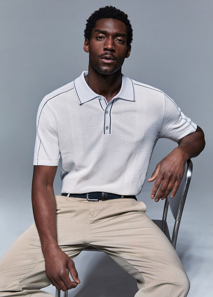 Polo LIU-JO in filo con collo contrasto, maniche corte, tessuto morbido, colore neutro, dettaglio elegante.