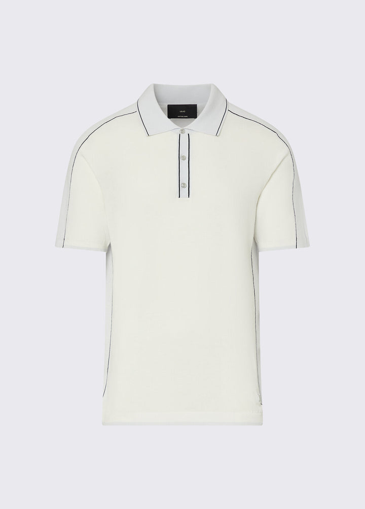 Polo LIU-JO in filo con collo contrasto, tessuto morbido e dettagli eleganti, visibile da davanti in immagine.