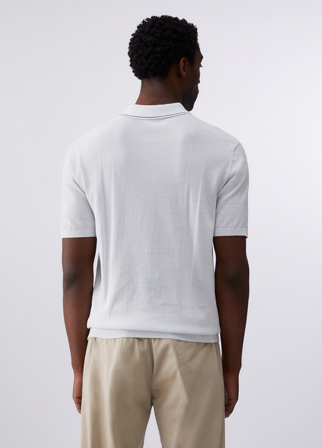 Maglietta polo LIU-JO in filo con collo a contrasto, tessuto morbido e dettagli eleganti, visibile in primo piano.