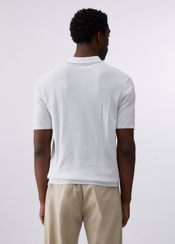 Maglietta polo LIU-JO in filo con collo a contrasto, tessuto morbido e dettagli eleganti, visibile in primo piano.