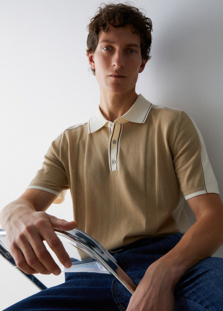 Polo Liu-Jo in filo con colletto contrasto, maniche corte e dettaglio elegante, visibile in immagine.