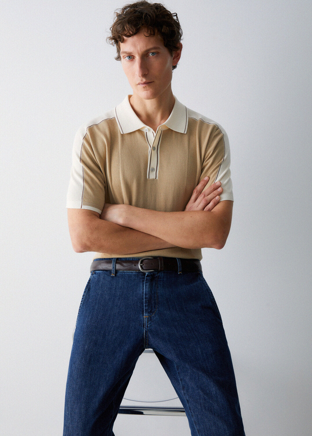 Polo LIU-JO in filo con collo contrasto, maniche corte e tessuto morbido, vista frontale.