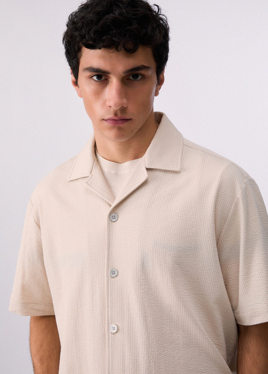 Camicia martellata Bowling Fit LIU-JO in tessuto bianco con dettagli classici, vista frontale.