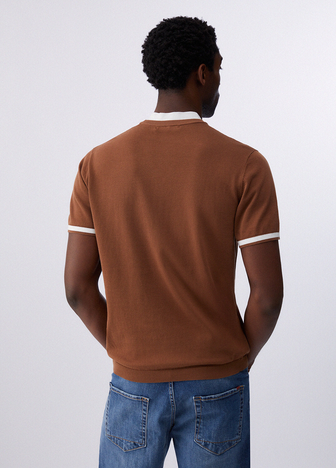 Maglietta LIU-JO in filo doppio con collo rotondo, tessuto morbido e confortevole, visibile dettaglio del colletto.