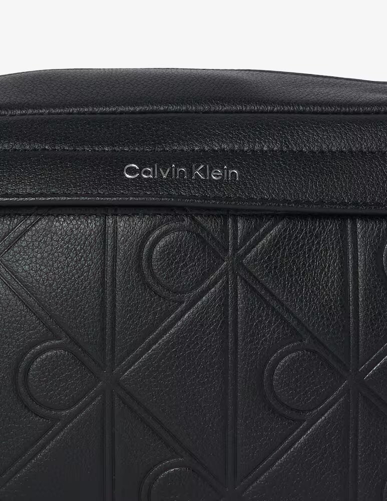 CALVIN KLEIN | Pochette Emblem Emboss Unisex - Jek Pit