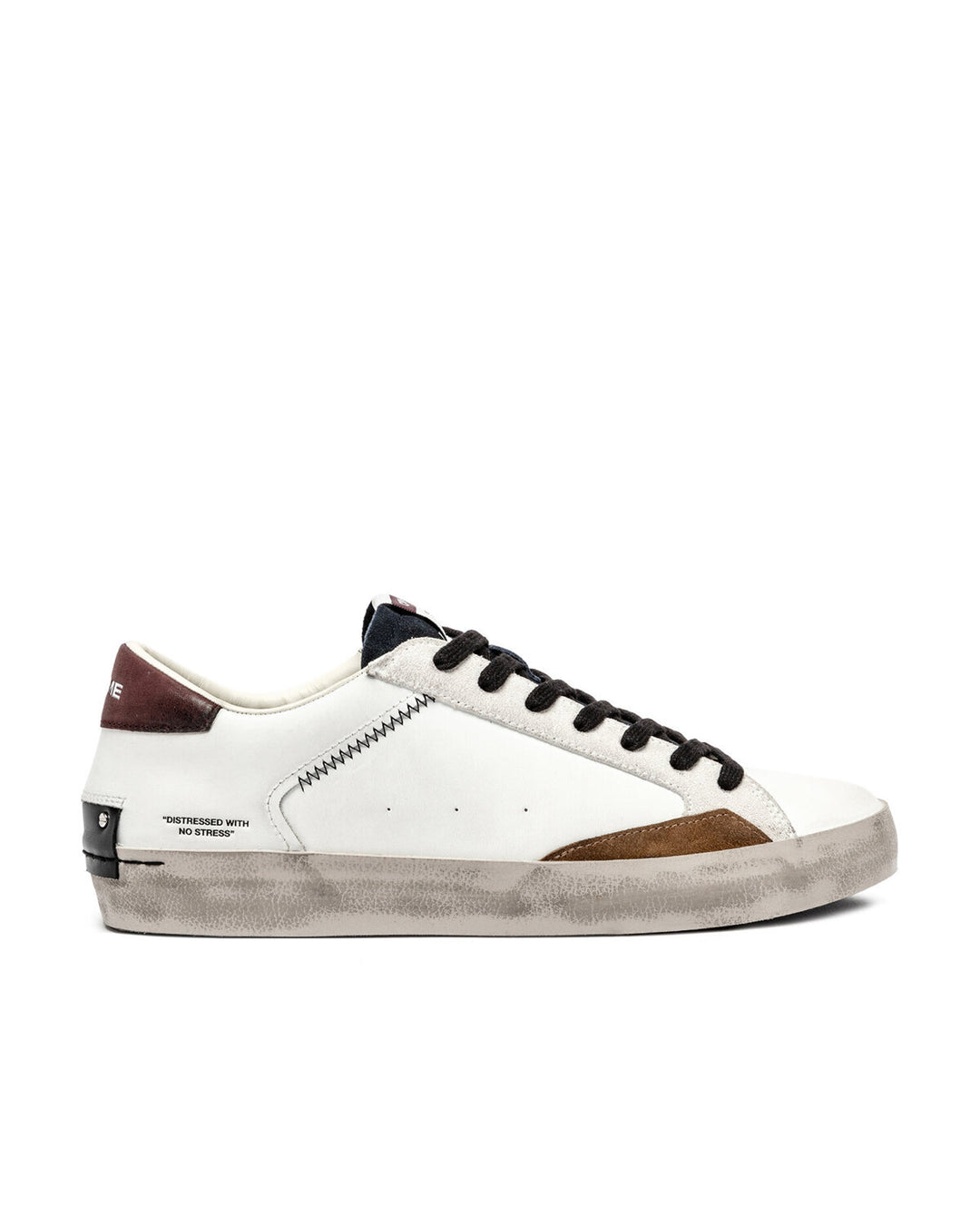 Sneakers CRIME LONDON stile retrò con finitura distressed in colore vino, design vintage e dettagli di moda.