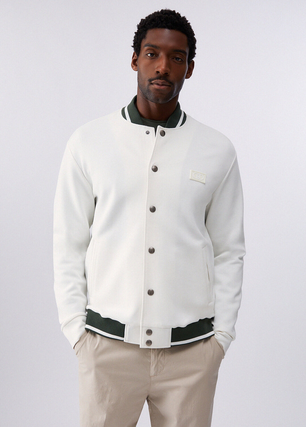 Felpa con bottoni Liu-Jo in stile collage, morbida e casual, con dettagli colorati e cuciture visibili, ideale per un look moderno.