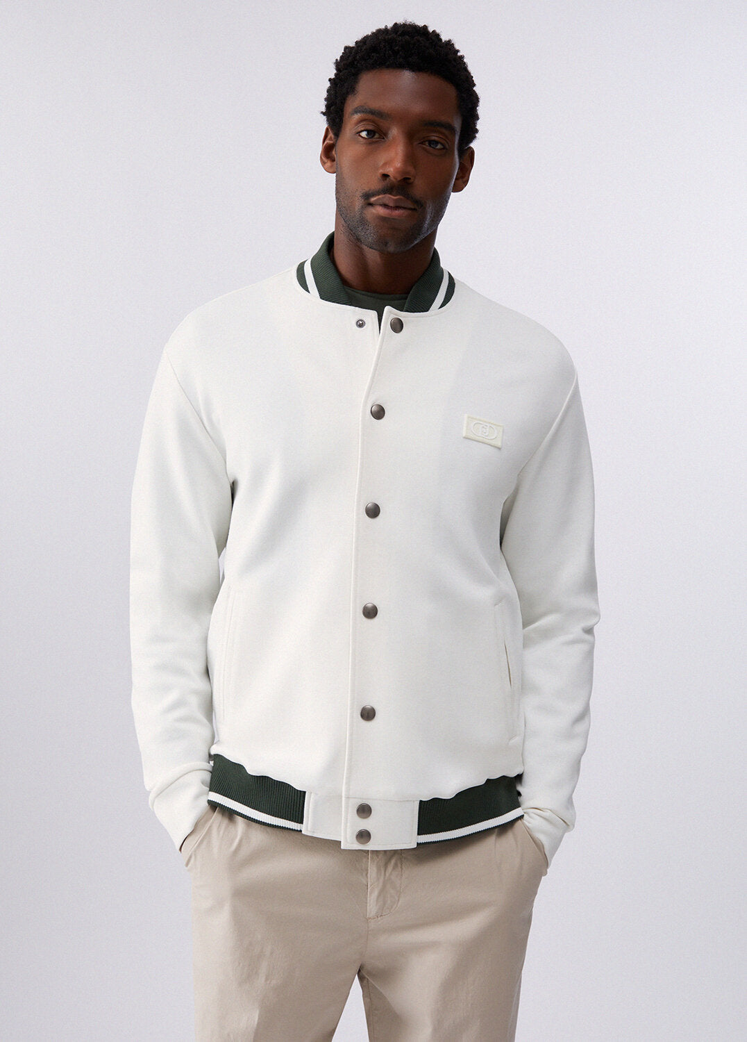 Felpa con bottoni Liu-Jo in stile collage, morbida e casual, con dettagli colorati e cuciture visibili, ideale per un look moderno.