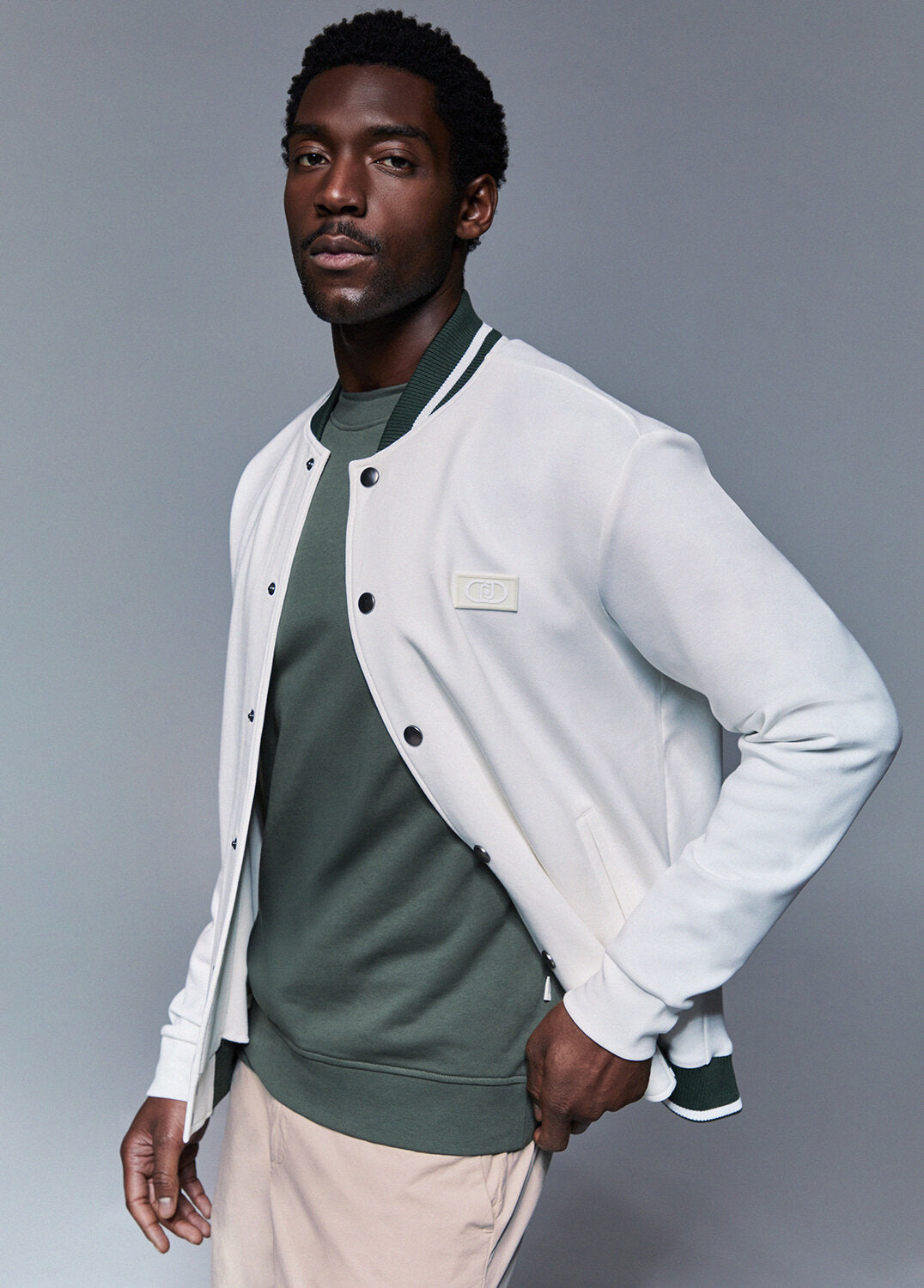 Felpa con bottoni stile collage LIU-JO, giacca casual con dettagli colorati e bottoni frontali, tessuto morbido e confortevole.