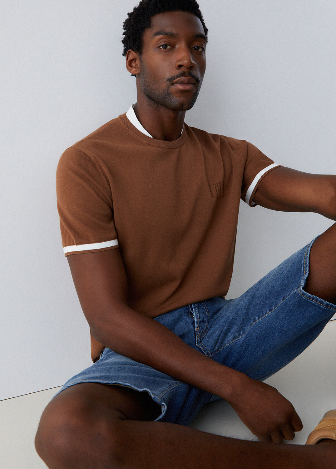 Maglietta LIU-JO in filo doppio con collo rotondo, dettaglio di tessuto morbido e stile casual, vista frontale.