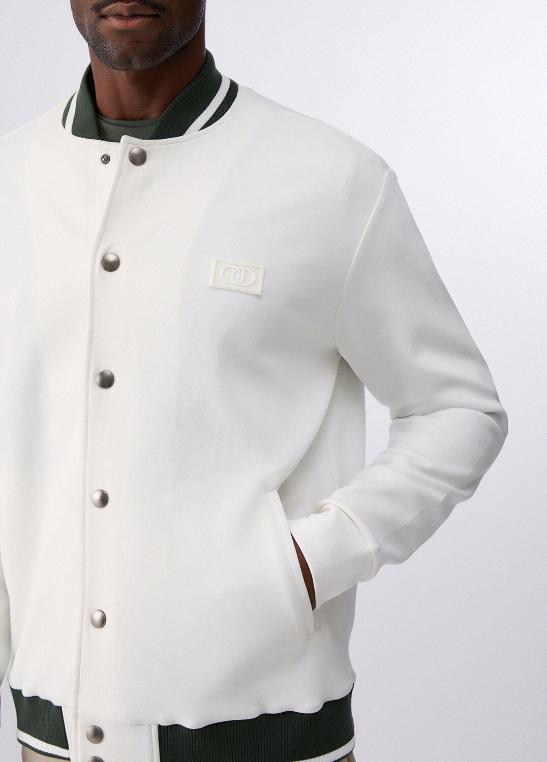 Felpa con bottoni LIU-JO in stile collage, giacca casual con dettagli colorati e bottoni frontali.