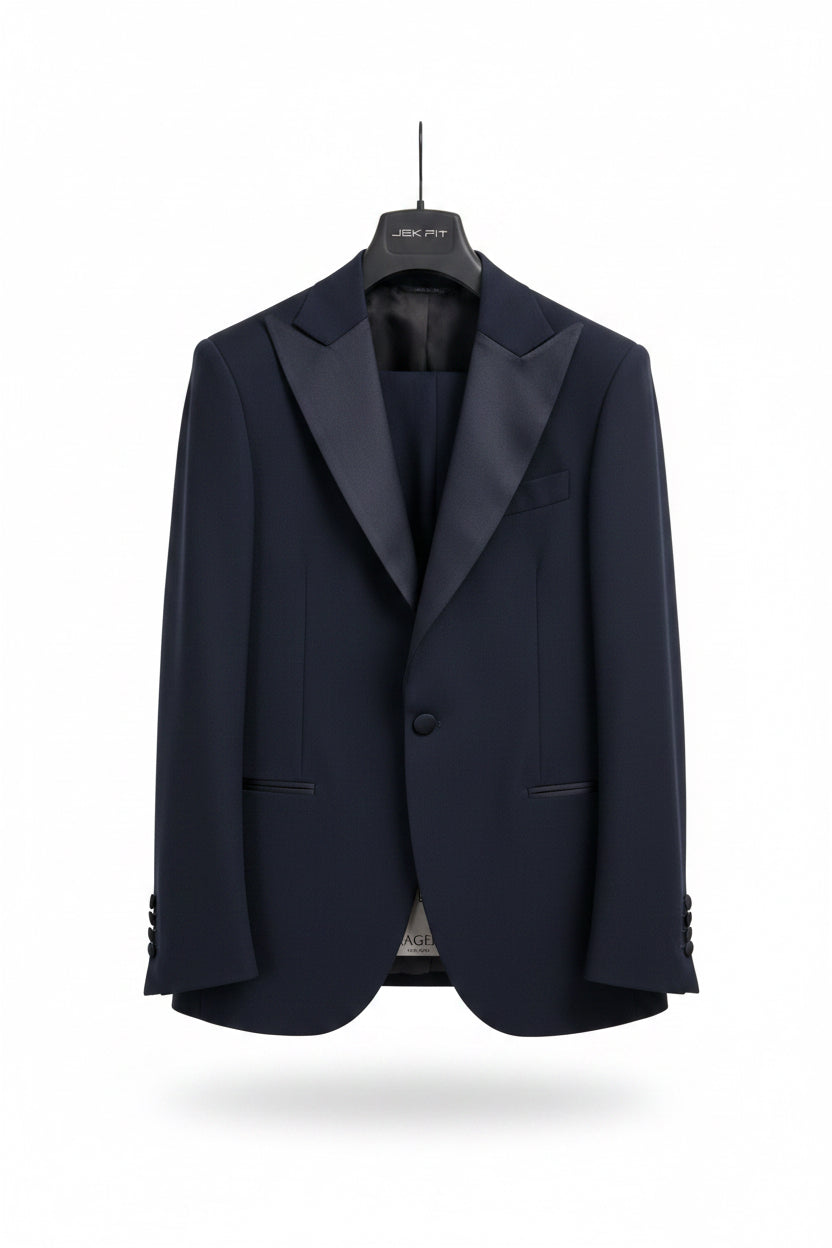 Abito in raso con dettaglio a lancia sul petto, firmato BAGEL 1956, tessuto elegante e raffinato, indossato con stile.