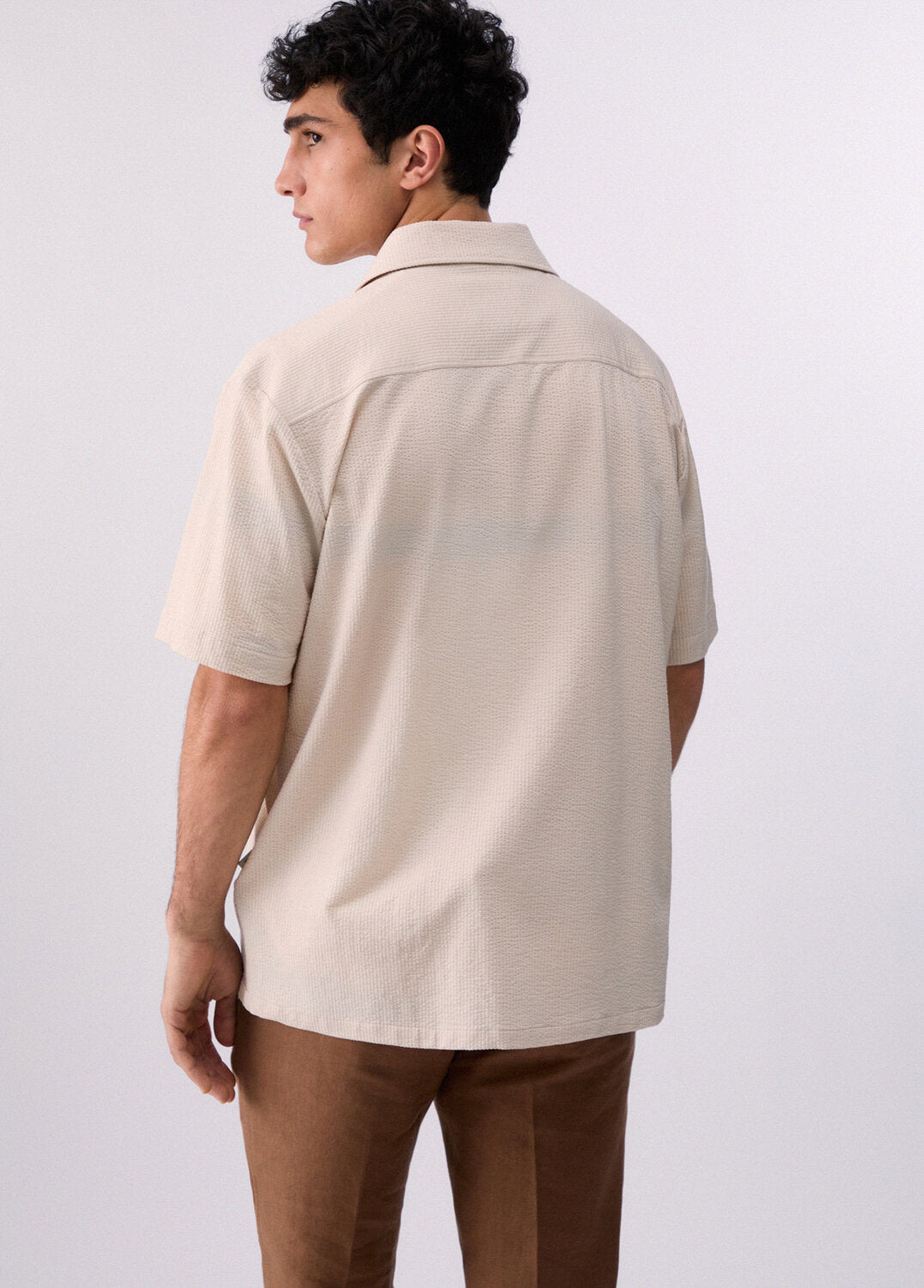 Camicia Martellata Bowling Fit LIU-JO in tessuto bianco con dettagli martellati, stile elegante e moderno.