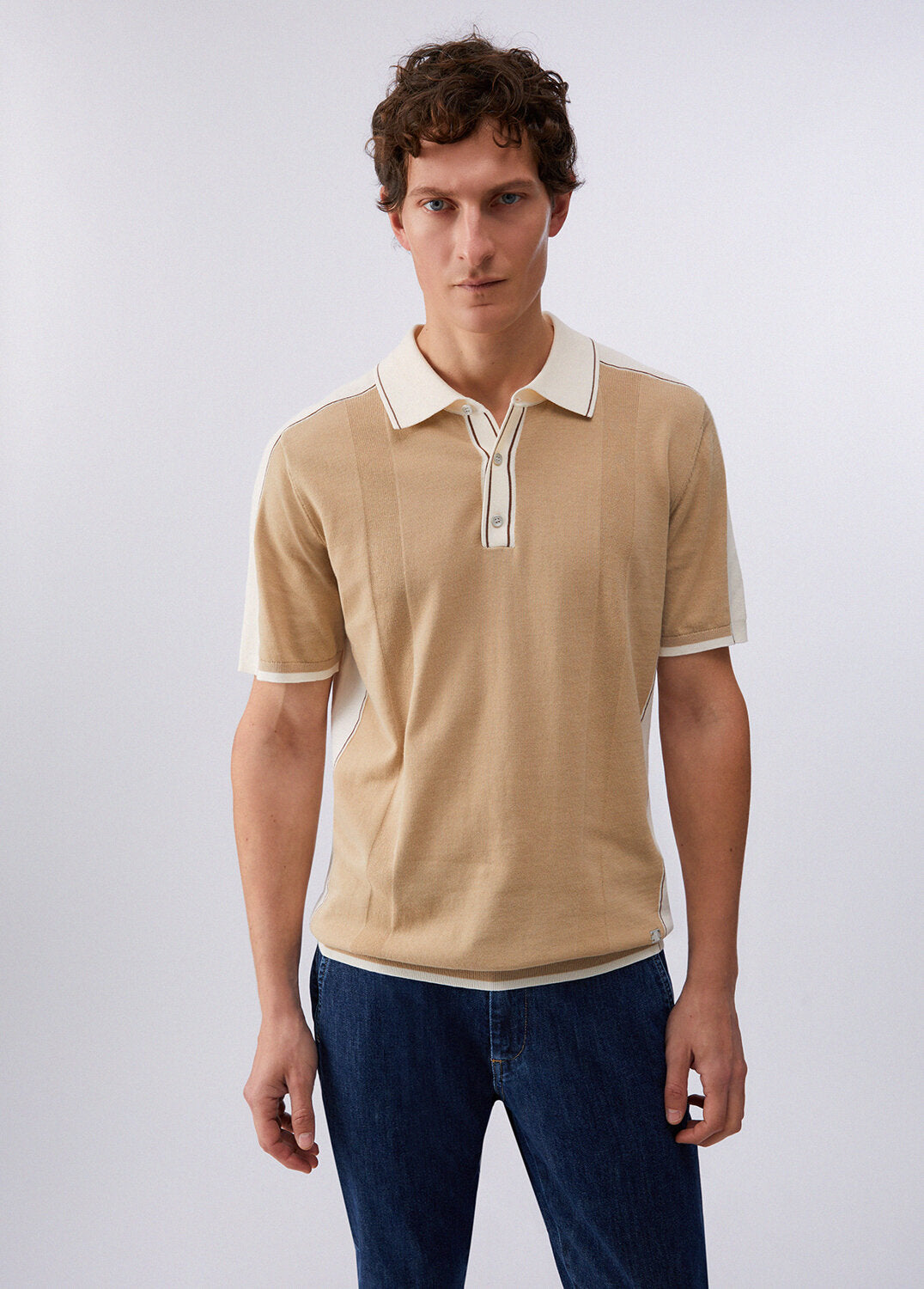 Maglietta polo LIU-JO in filo con collo contrasto, dettaglio frontale e tessuto morbido, stile elegante e casual.