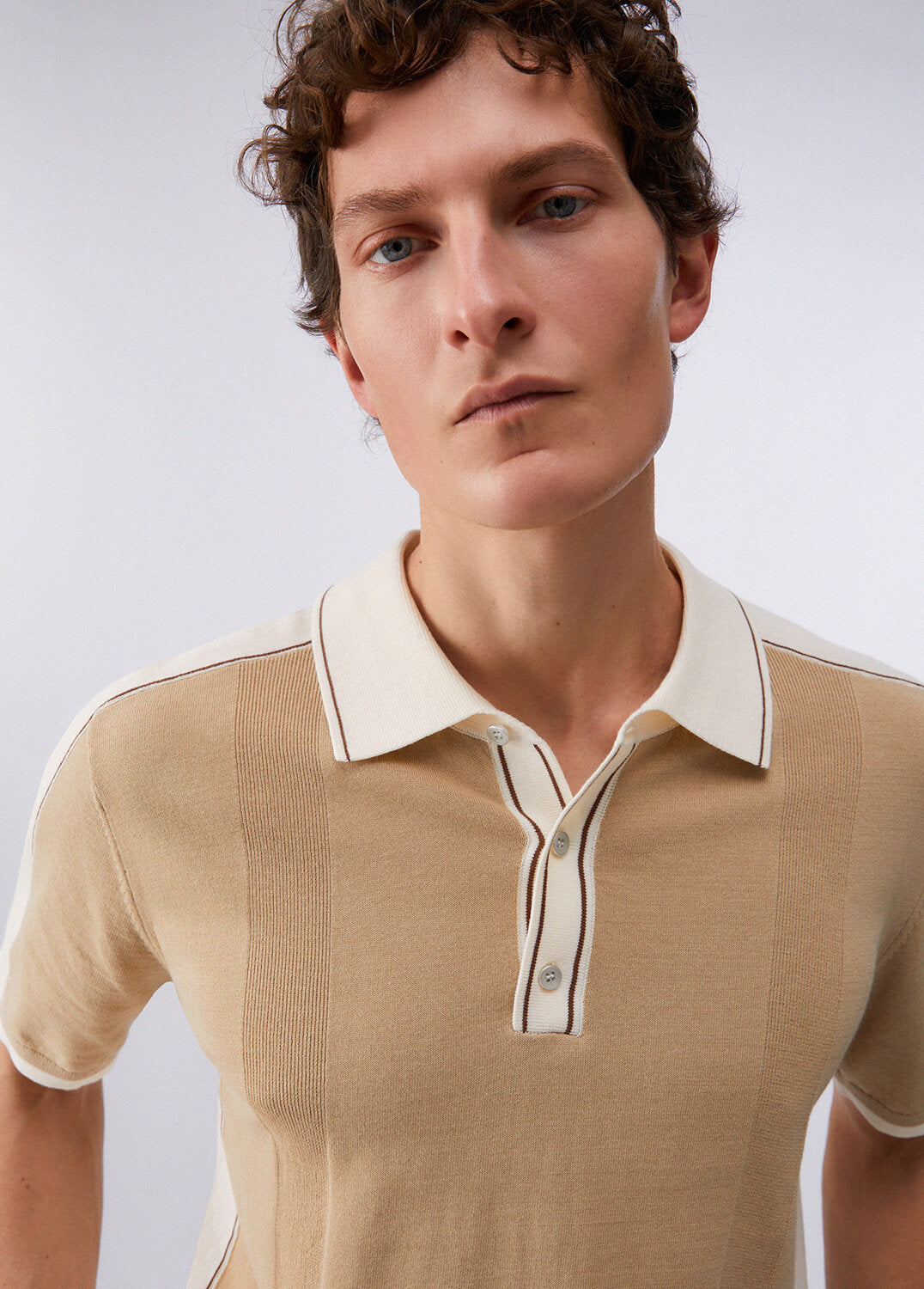 Polo Liu-Jo in filo con collo contrasto, maglietta a maniche corte con dettagli colorati, stile elegante e casual.