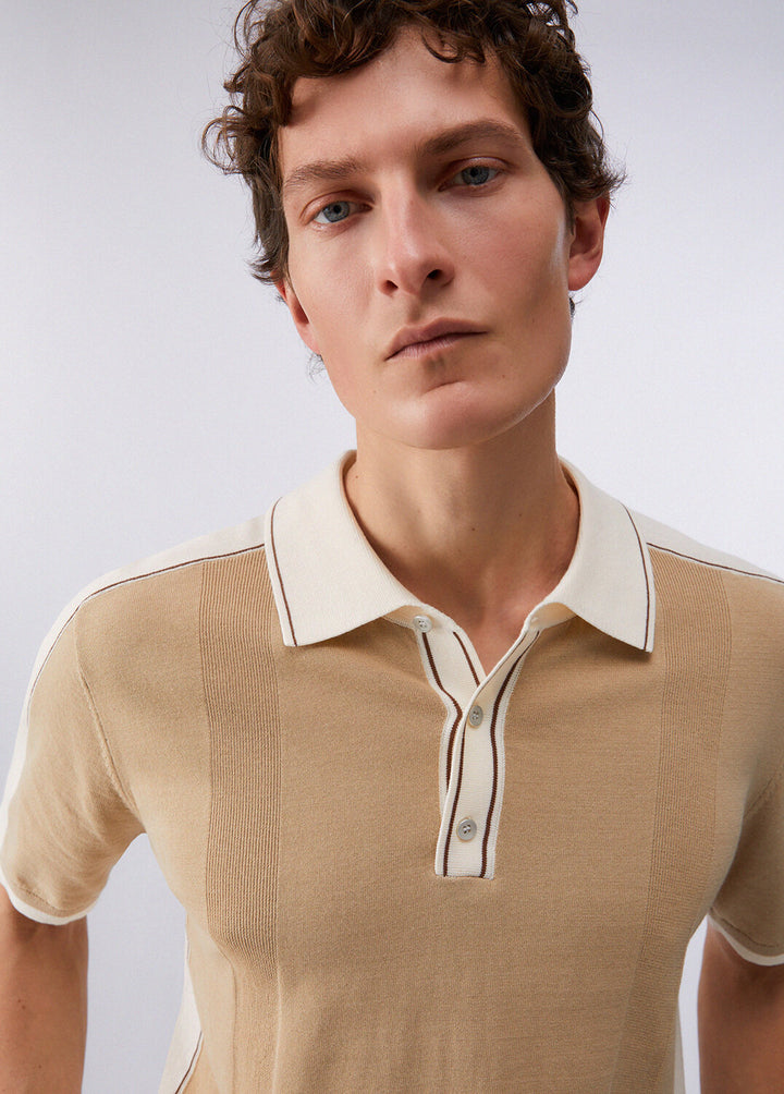 Polo Liu-Jo in filo con collo contrasto, maglietta a maniche corte con dettagli colorati, stile elegante e casual.