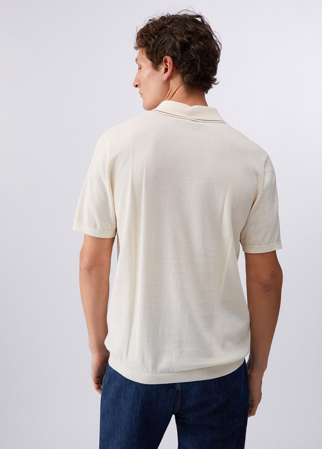 Polo Liu-Jo in filo con collo a contrasto, tessuto morbido e dettagli eleganti, vista frontale su sfondo bianco.