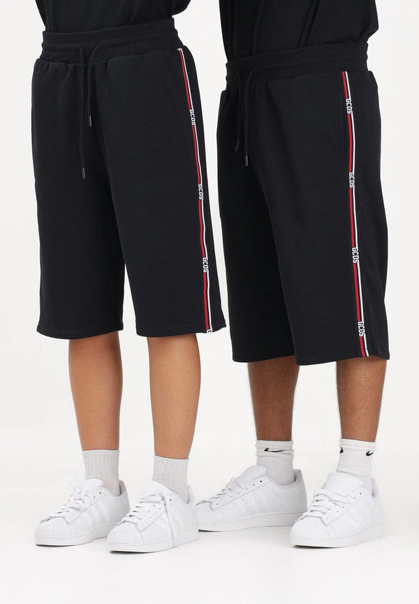 Bermuda uomo GCDS con banda laterale, corto e in tessuto leggero, perfetto per look casual e estivi.