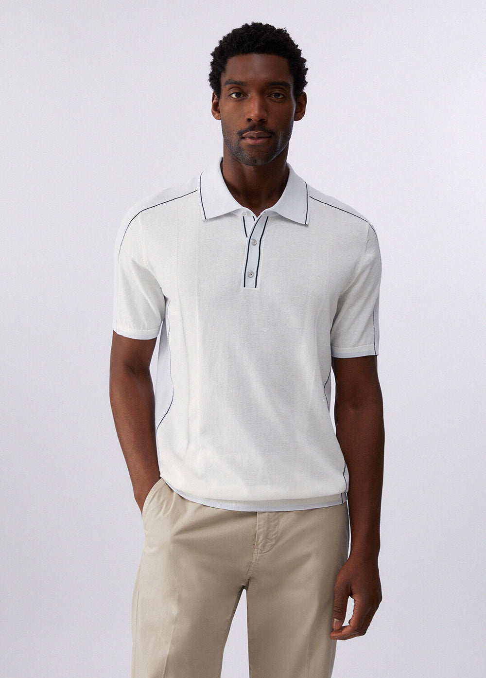 Polo LIU-JO in filo con collo contrasto, maniche corte e dettaglio di stile elegante, visibile in primo piano.
