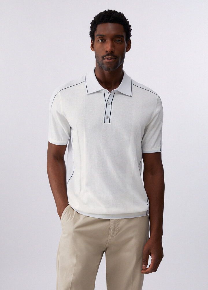 Polo LIU-JO in filo con collo contrasto, maniche corte e dettaglio di stile elegante, visibile in primo piano.