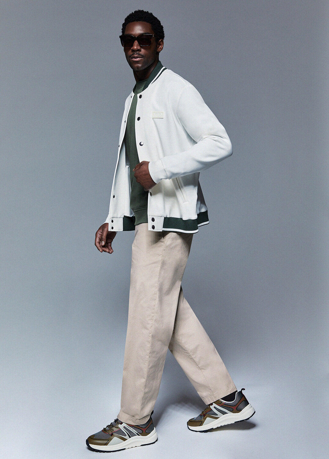 Felpa con bottoni LIU-JO in stile collage, giacca casual con dettagli decorativi, tessuto morbido e comodo, vista frontale.