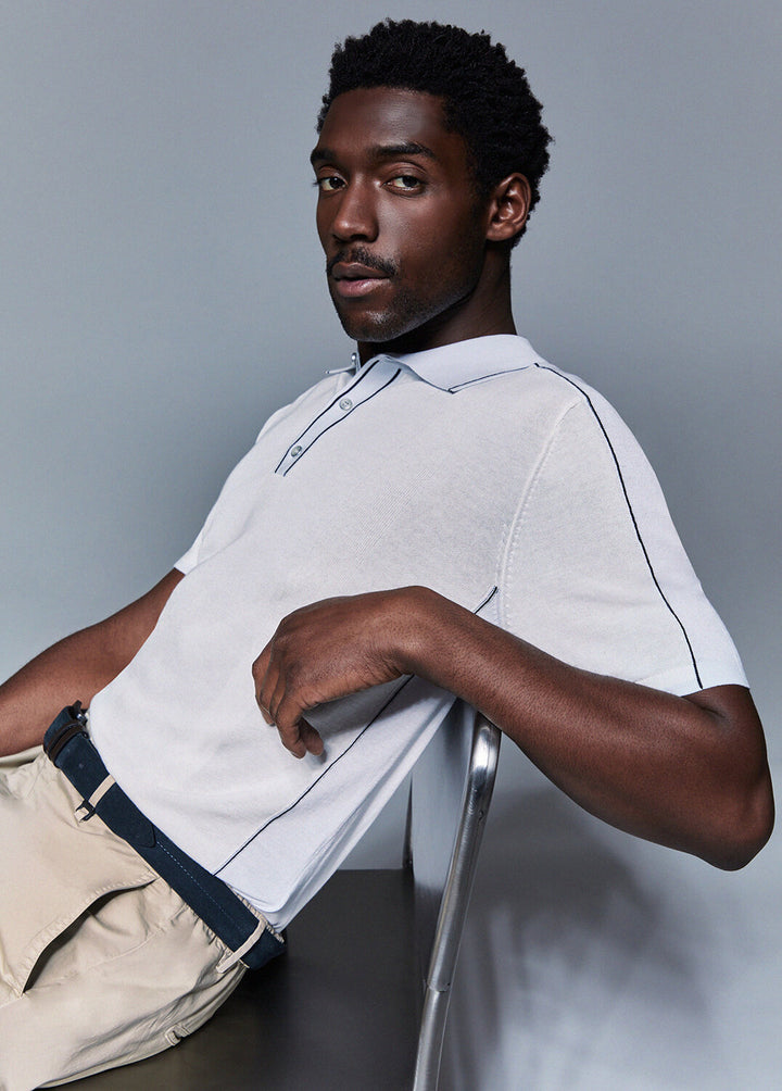 Polo Liu-Jo in filato con collo contrasto, tessuto leggero e morbido, visibile in questa immagine.