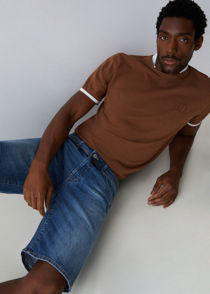 T-shirt Liu-Jo in filo doppio con collo rotondo, tessuto morbido e leggero, colore neutro, dettaglio del design sulla parte frontale